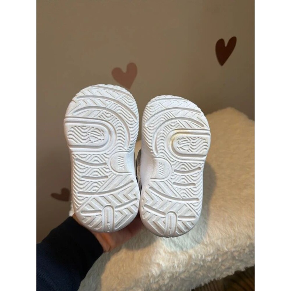 Toddler Nike Sneakers 7C - Picture 2 of 6